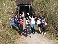 鬼の窟古墳入り口にて