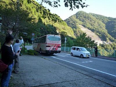 出発するバス