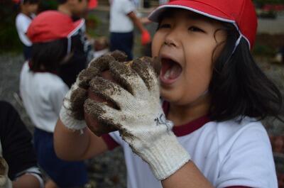 ほんとに食べるの？生だし、土ついてるし