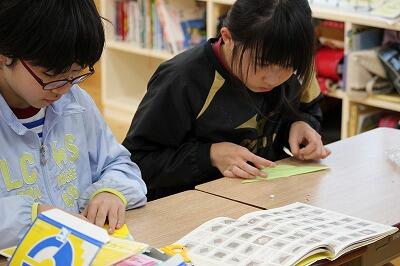 ここを、こう折って、と