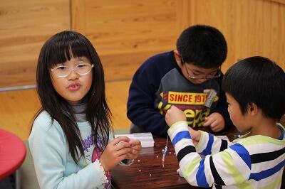 ビーズの飾りを作ってまーす