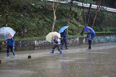 遊んでないで、早く帰れー