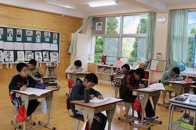 カリカリカリ、聞こえるのは鉛筆の音だけ