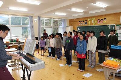 心をこめて歌っています