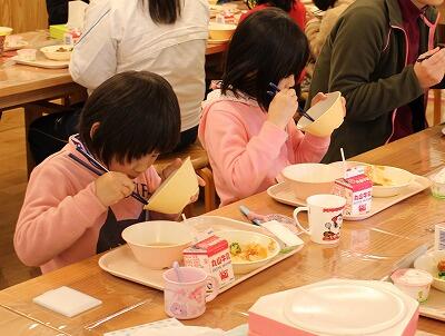 もくもくと食べてます