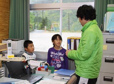 ほう。ここはじむしつっていうのか。