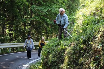 見事な草刈りテクニック！