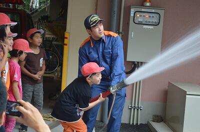 くっ、重いー。けど、おら負けねーぞ