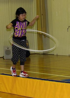 フラフープ、ぐりん、ぐりん