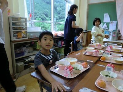 大勢で食べる給食。早くたべたーい！
