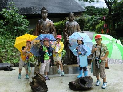 平家落人伝説「那須大八郎と鶴富姫」銅像の前で