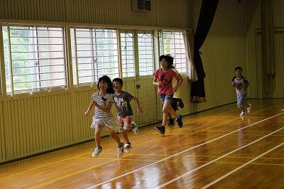 待てー！　待たんっ！