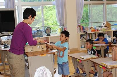先生「がんばりました。」、１年生「ありがとうございます。」