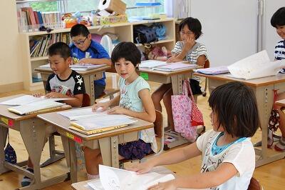 となりが気になるー！