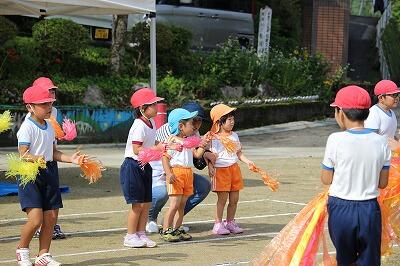 一生懸命真似して応援してくれています