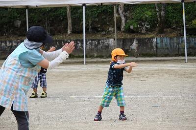 動物になりきって踊ります