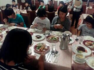 まずはスープからっと、