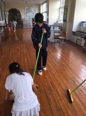 違う学校でも、真剣に掃除してます
