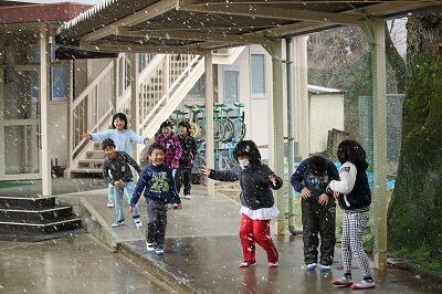 雨は夜更け前に、雪へと変わるだろー、うーん、サイレンナーイ
