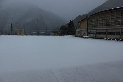 真っ白な運動場