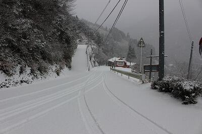 スタッドレスタイヤじゃないと恐いです。
