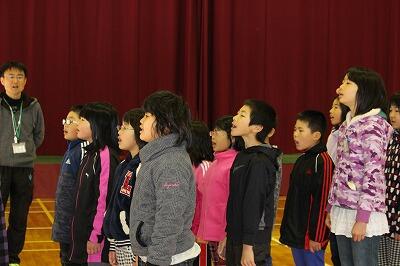 在校生、口を大きくあけて