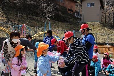 卒業する６年生には手作りの鉛筆立てをいただきました。