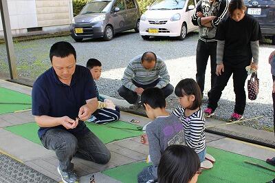 ２年生参観授業、親子で竿作り