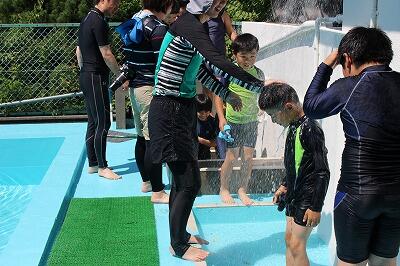 ひぇー、つめてぇ