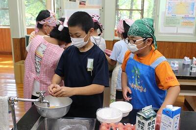 卵割り、うまいもんだぜ