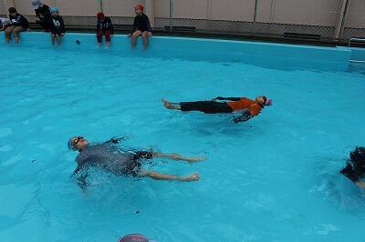 服を着て浮くのは難しいものです