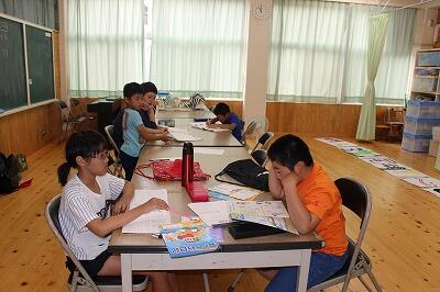 「むずかしいなぁ」、「こうやるの。わかった？」