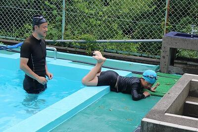 平泳ぎの足の動かし方の特訓