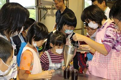 ビンに詰めて、あと少しで完成