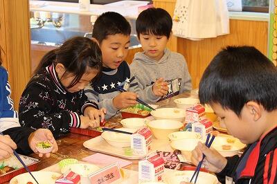 どれどれ、となりはどうやってるかな？