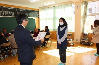 村からの修了証授与です