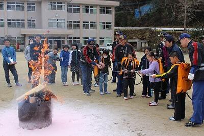 背負い式の水消火器体験