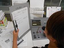 給食時の対戦結果の放送のようす