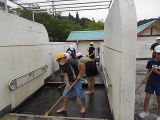 プールそうじのようす