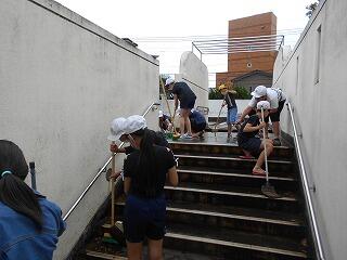 プールそうじのようす