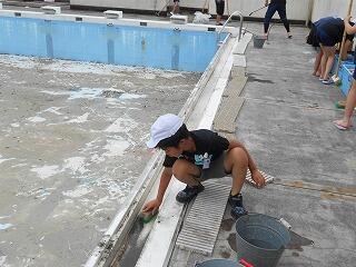 プールそうじのようす