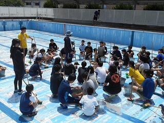 プールそうじのようす