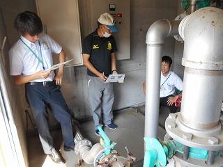 プール浄化槽操作講習のようす