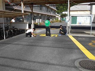 止まれペンキの塗り替え作業のようす