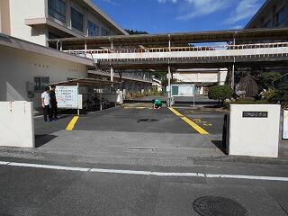 止まれペンキの塗り替え作業のようす