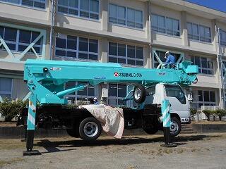 管理棟時計の取付のようす