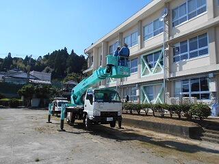 管理棟時計の取付のようす