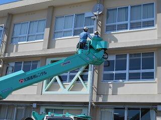 管理棟時計の取付工事のようす