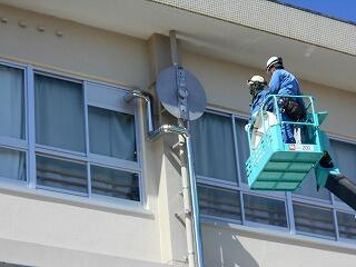 管理棟時計の取付工事のようす