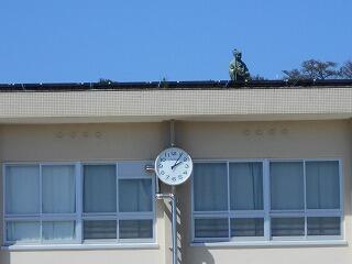 管理棟校舎と時計とお大師さん